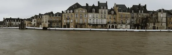 NoFloods mobile flood barrier tubes in use