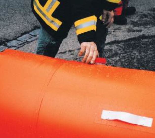 Closing the cap of Beaver® tubes after filling water